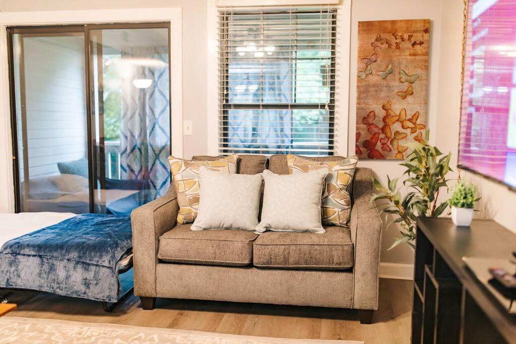 Apartment Cozy 3-bed Getaway, Right Near Uga! *