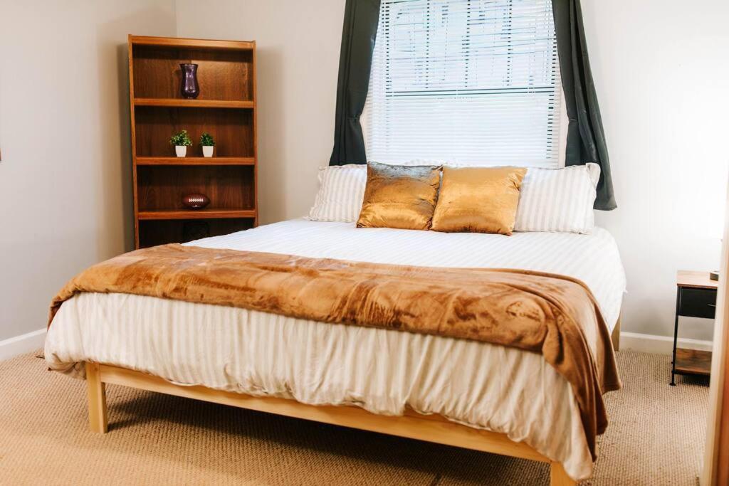 Cozy 3-bed Getaway, Right Near Uga! Apartment Athens