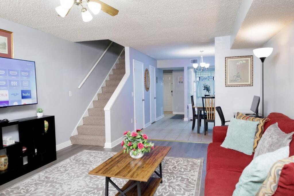 Cozy 3-bed Getaway, Right Near Uga! *