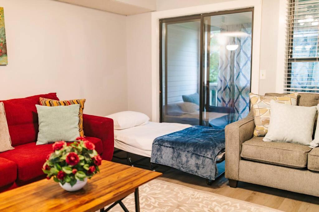 Cozy 3-bed Getaway, Right Near Uga! Apartment