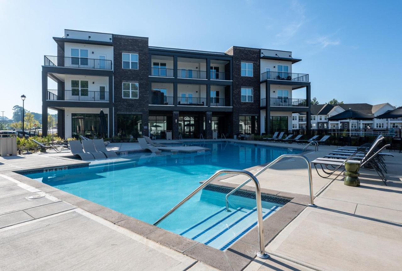 Charming, New Apt, Pool, Long Apartment *