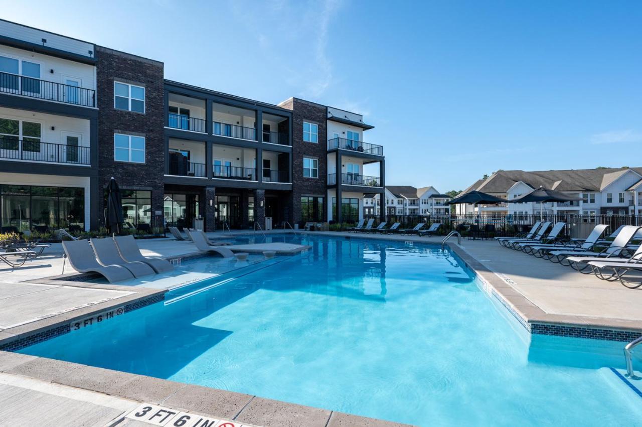 Charming, New Apt, Pool, Long Apartment *