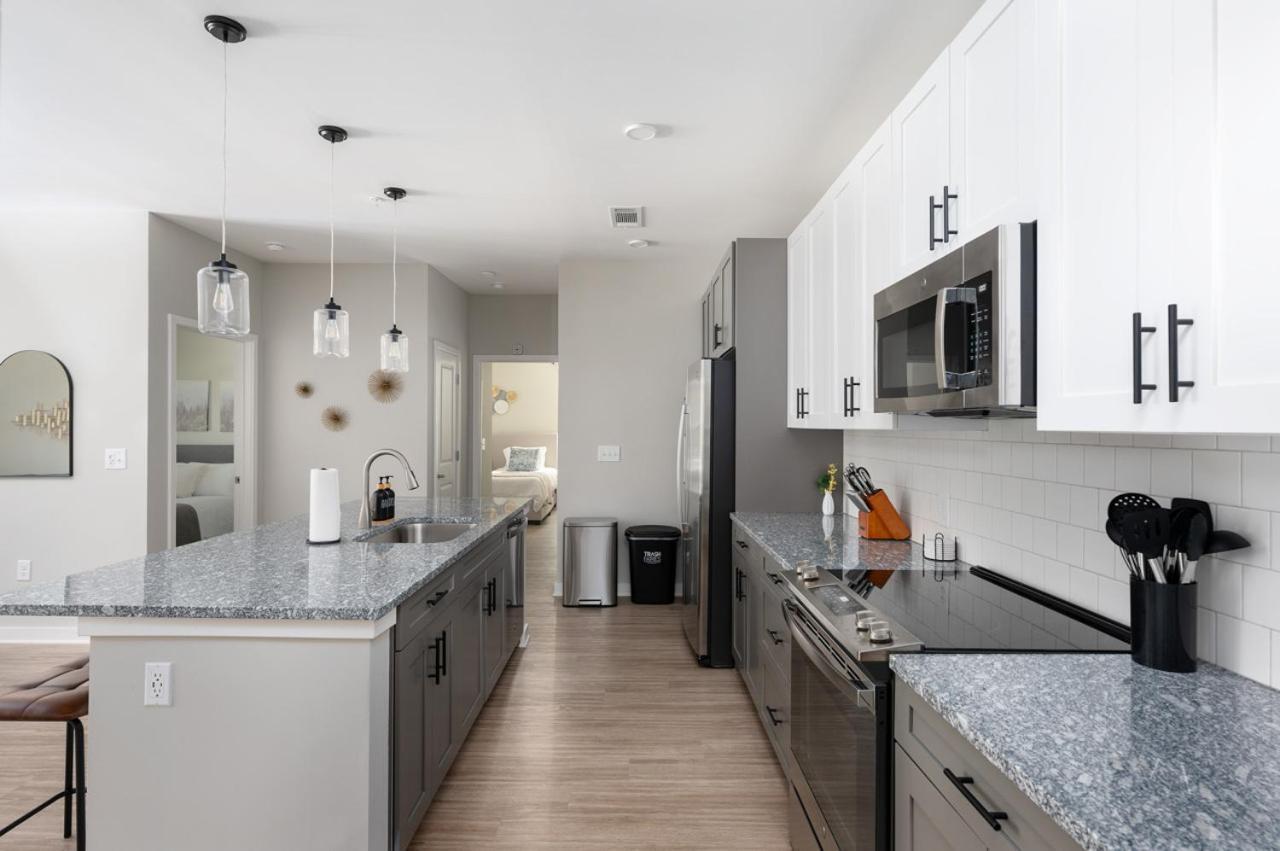 Charming, New Apt, Pool, Long Apartment *