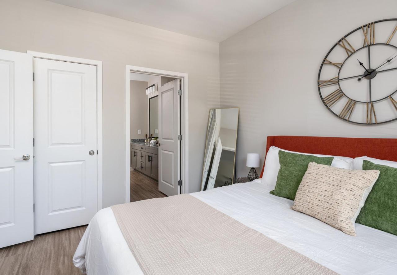 Charming, New Apt, Pool, Long Apartment Athens