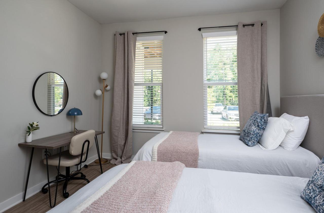Charming, New Apt, Pool, Long Apartment