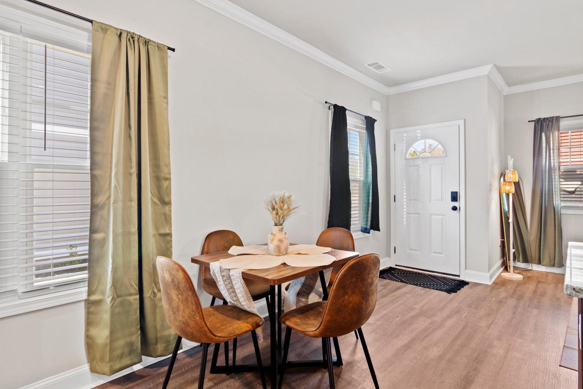 Apartment Sleeps 24 - By Dt & Uga - 2 Game Rooms, 4 King Beds Athens