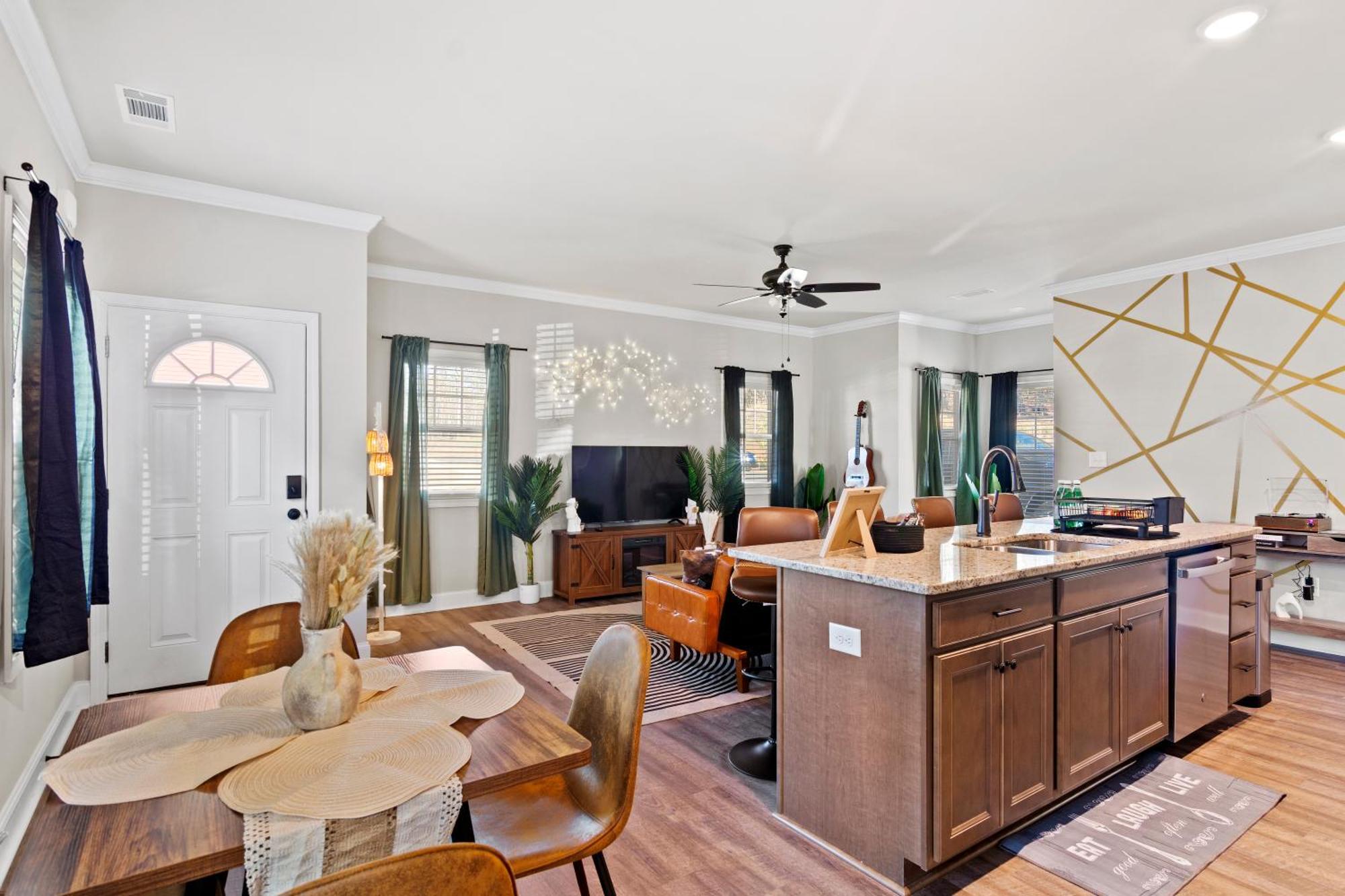 Apartment Sleeps 24 - By Dt & Uga - 2 Game Rooms, 4 King Beds
