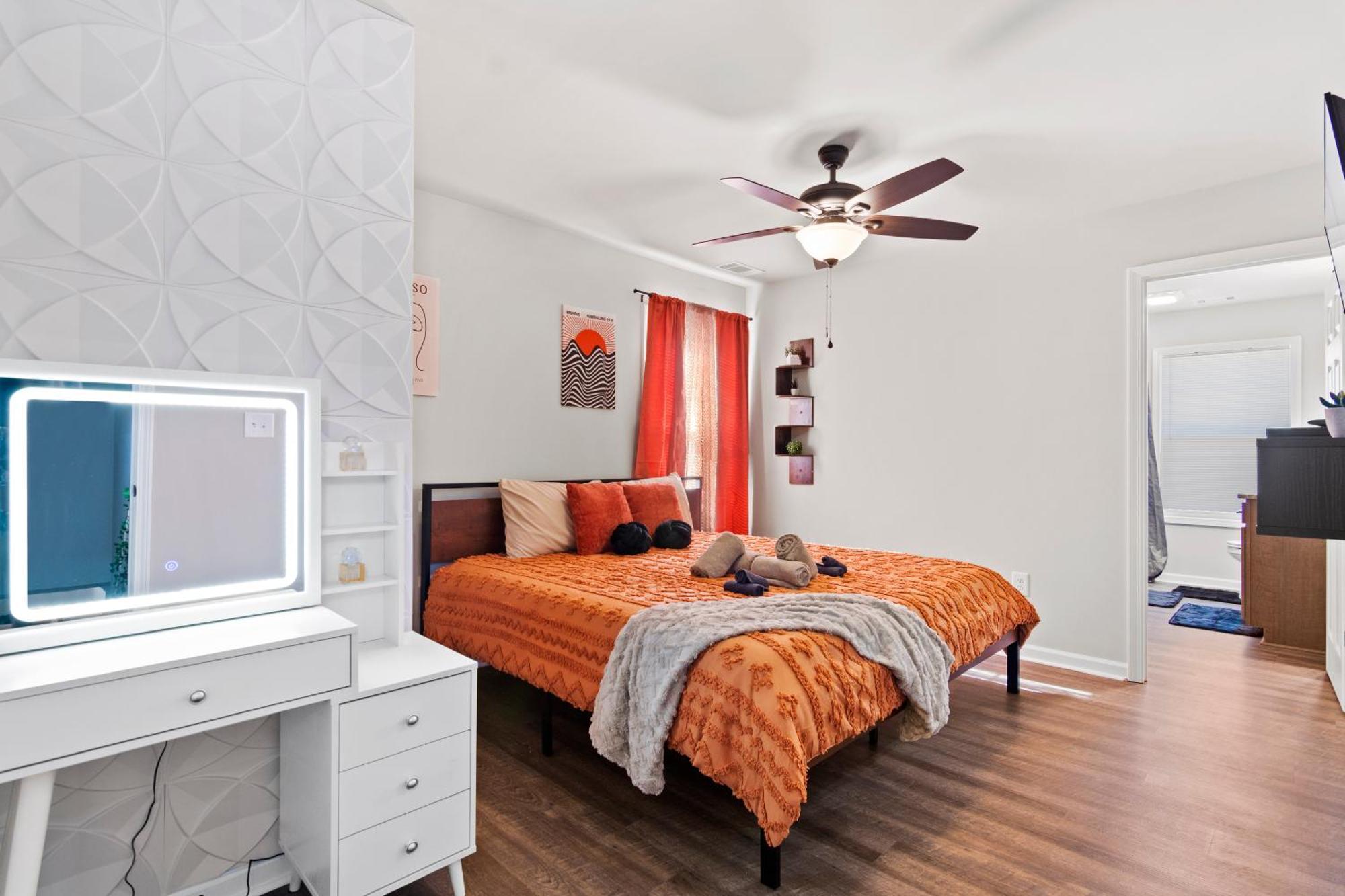 Sleeps 24 - By Dt & Uga - 2 Game Rooms, 4 King Beds Apartment