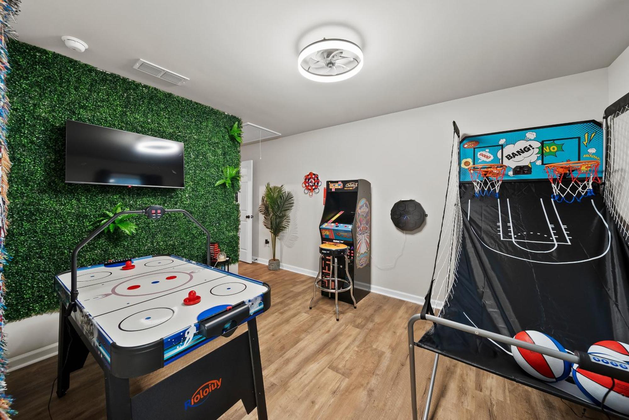 Sleeps 24 - By Dt & Uga - 2 Game Rooms, 4 King Beds Apartment *
