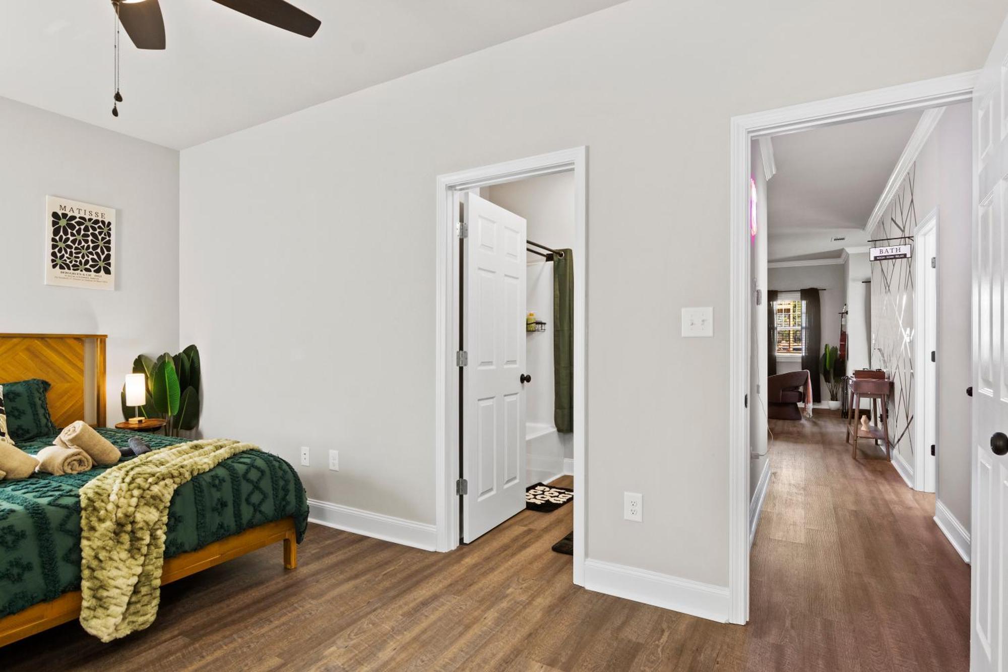 Apartment Sleeps 24 - By Dt & Uga - 2 Game Rooms, 4 King Beds Athens