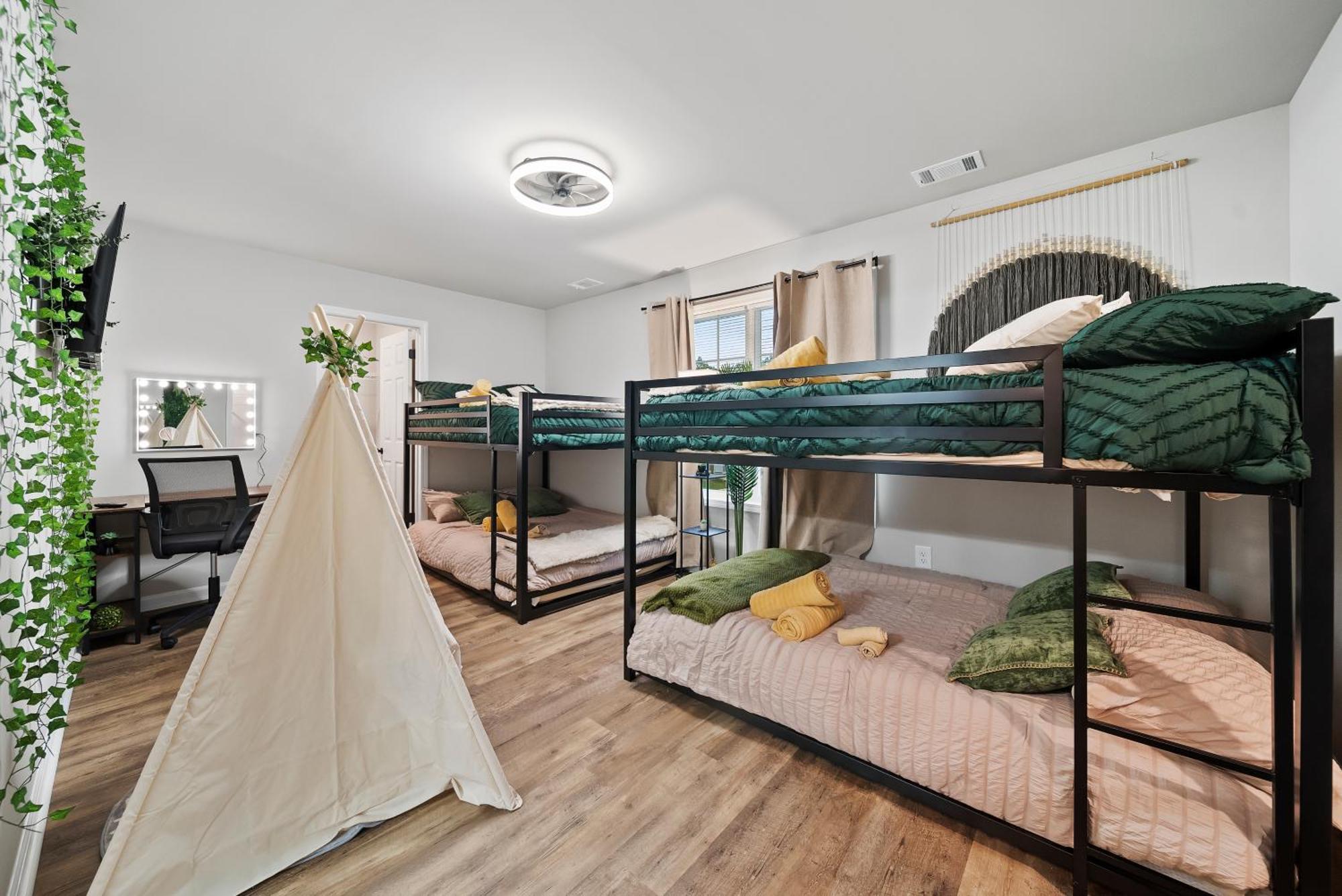 Sleeps 24 - By Dt & Uga - 2 Game Rooms, 4 King Beds Apartment